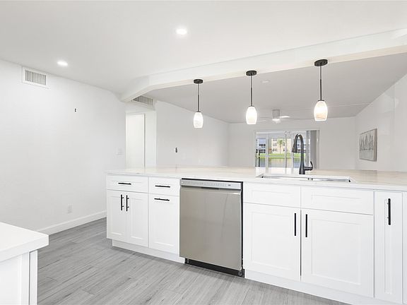 4th image of 200 SE 5th Avenue #101