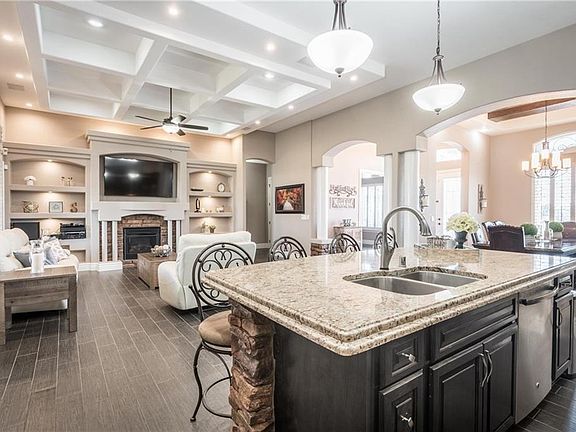 5th image of 640 Daventry Ct