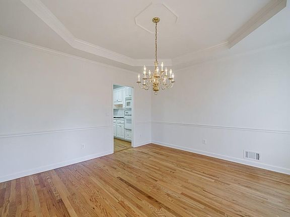 5th image of 190 Lochland Cir