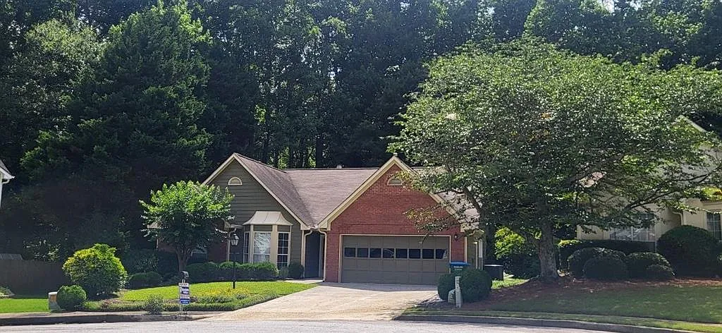 3 bed, 3.0 bath, 2012 sqft, $2,450 — Photo 2