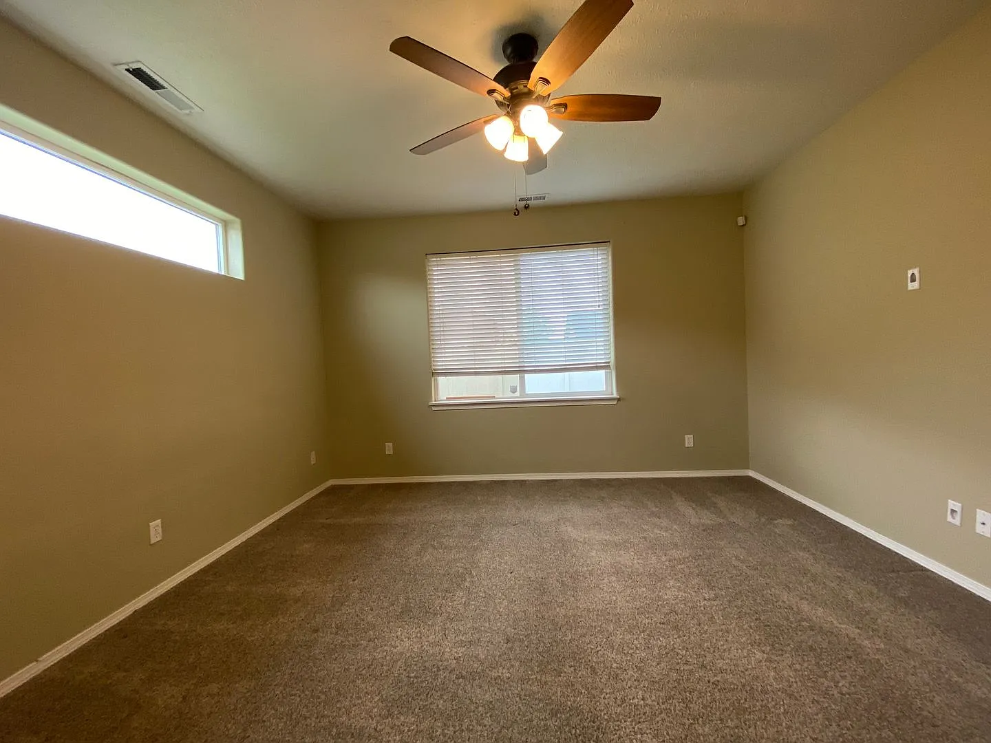 Airway Heights 3 Bed 2.5 bath plus LARGE rec. room. — Photo 3