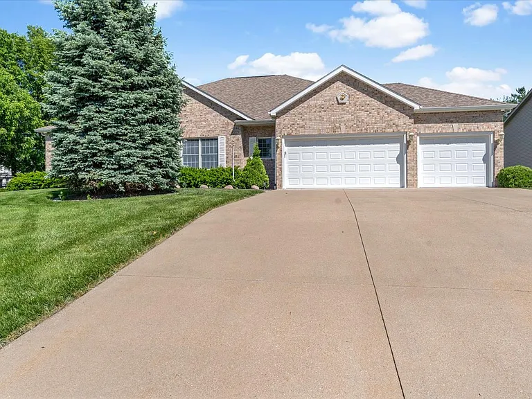114 Heatherstone Dr #1 — Photo 3