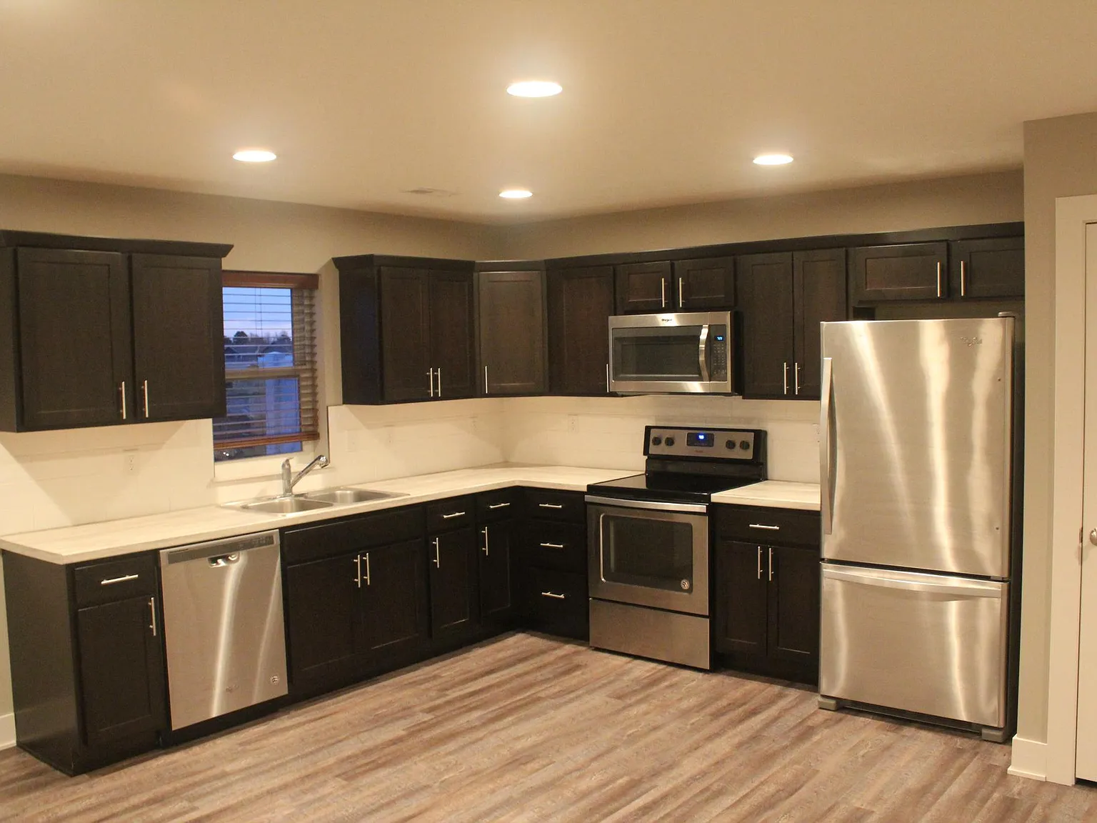 2850 W Rose St — Photo 2