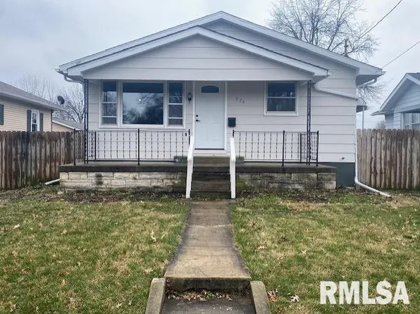 924 E Elm St, Taylorville, IL 62568