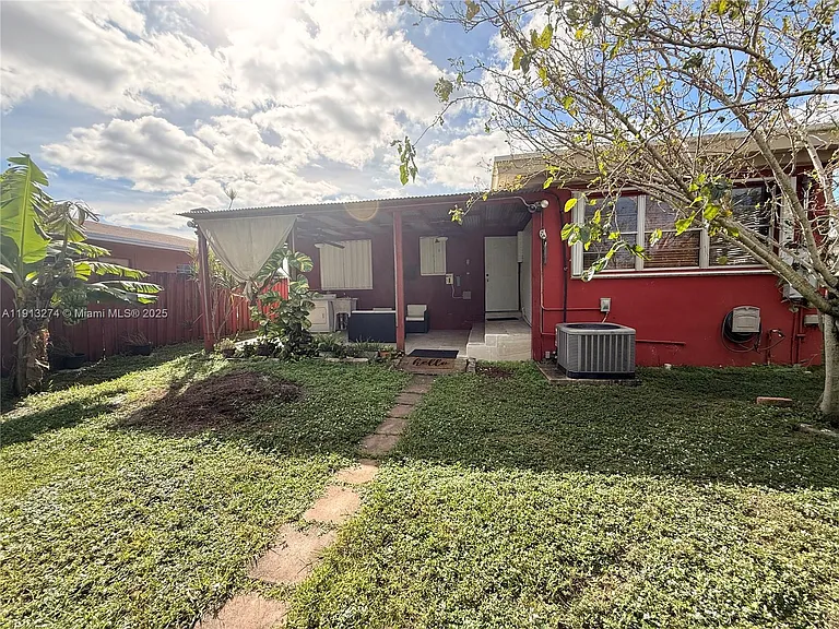 2435 Wilson St — Photo 20