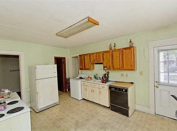 3rd image of 229 S 3rd Ave