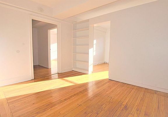 2nd image of 150 E 39th St APT 1001
