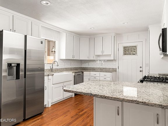 5th image of 608 Mountain View Dr