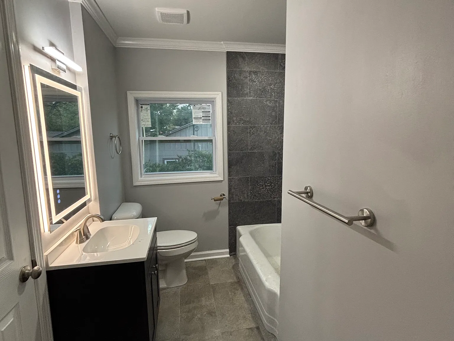 962 Matthews Ave — Photo 2