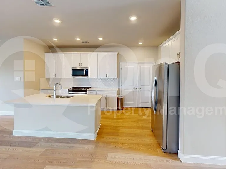 616 McKenna Dr — Photo 5