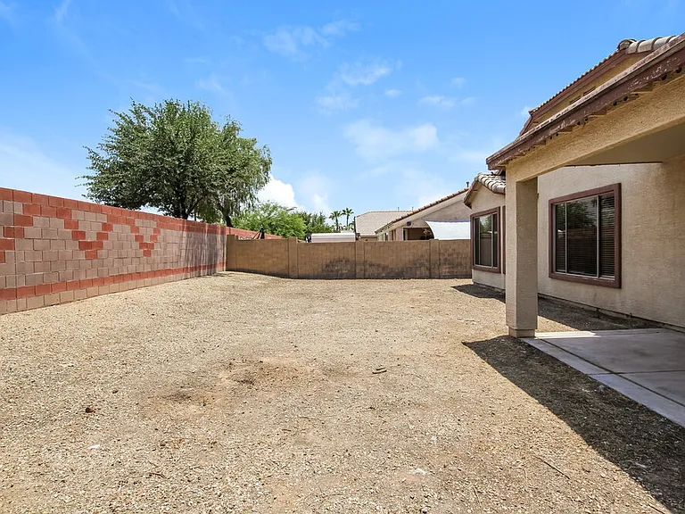10866 W Chase Ln — Photo 16