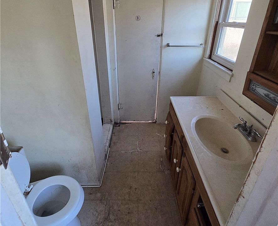 2nd image of 116 E Fredrick St