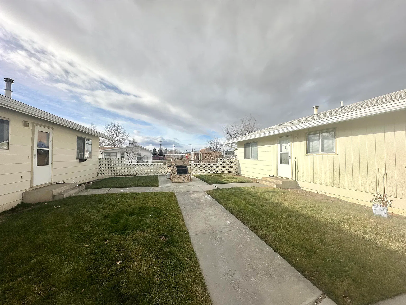 2 bed, 1.0 bath, 784 sqft, $900 — Photo 2