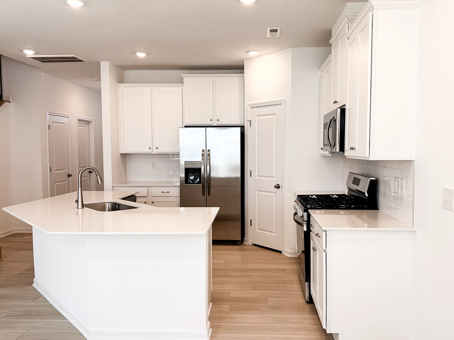 3 bed, 2.5 bath, 1634 sqft, $1,799 — Photo 2
