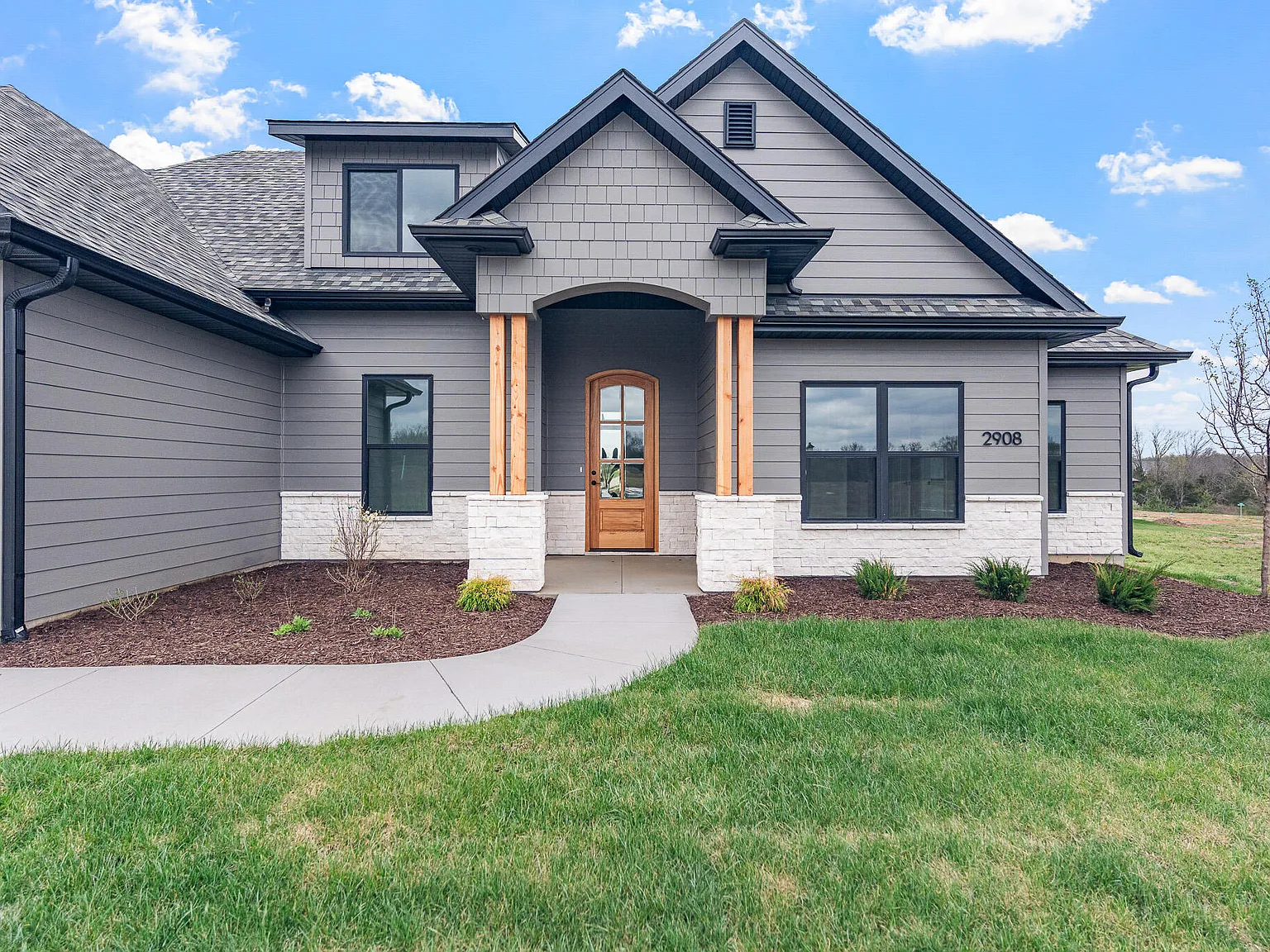 4 bed, 3.0 bath, 2252 sqft, $4,800 — Photo 2