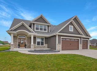 1522 Prairie Creek Blvd, Oconomowoc, WI 53066