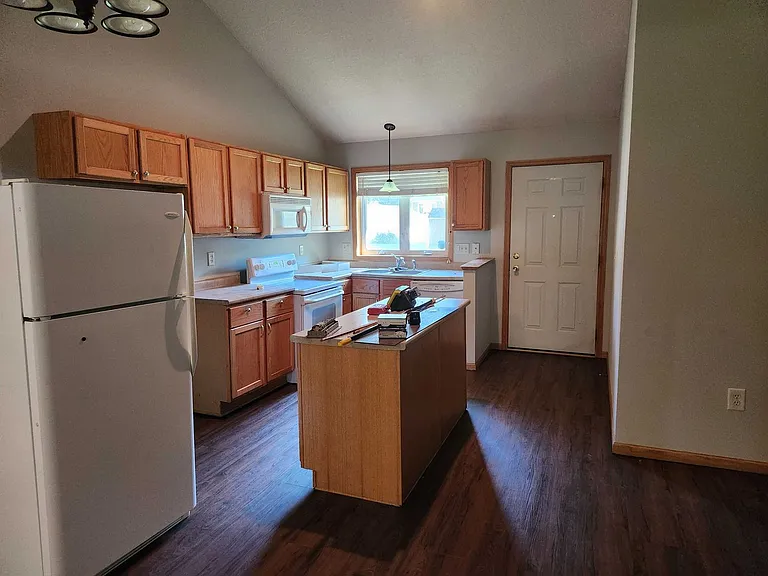 1040 4th St SE — Photo 2