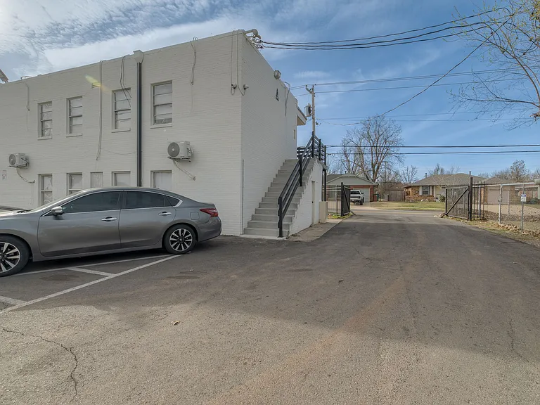 Meridian Apartments — Photo 36