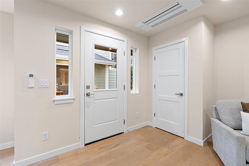 3rd image of 5440 B 21st Avenue SW