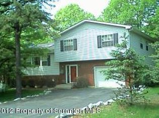 17 Pine Rdg W, Bushkill, PA 18324