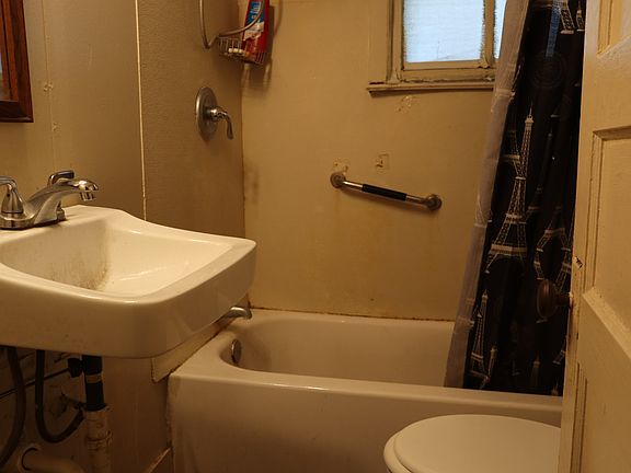 4th image of 424 Meadowbrook Dr