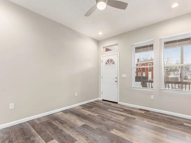 1363 Summit St — Photo 6