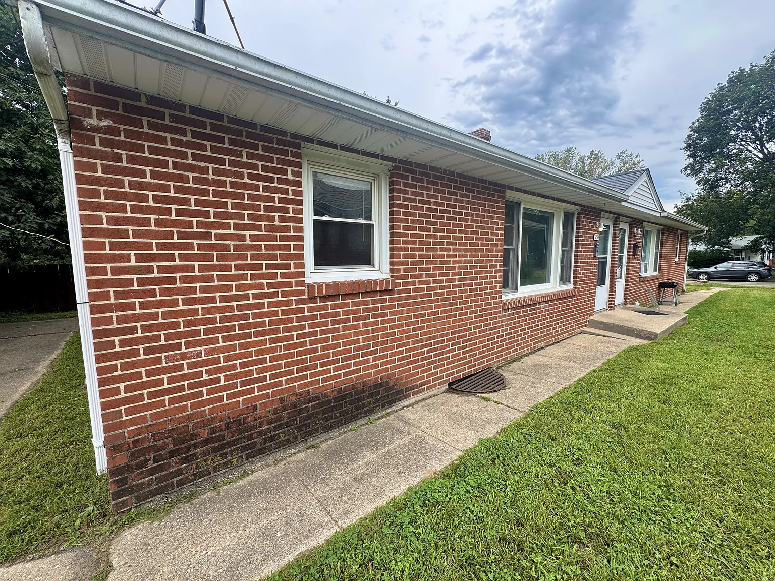 3234 Montrose Ave — Photo 2