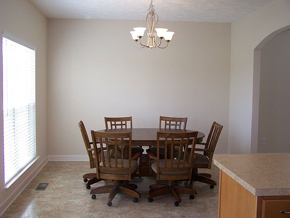 lots of natural light flowing into breakfast room