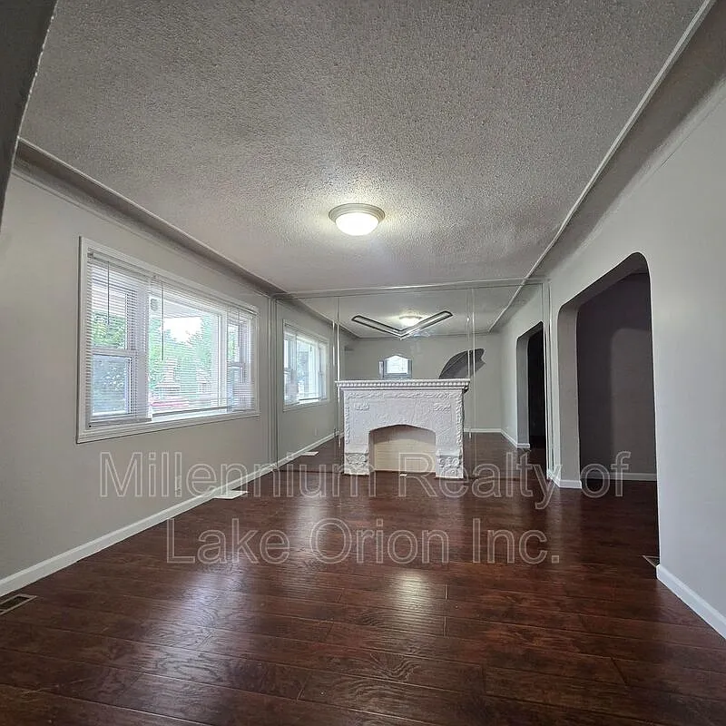 4 bed, 2.5 bath, 1550 sqft, $1,995 — Photo 2