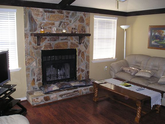 Living Room/ FP