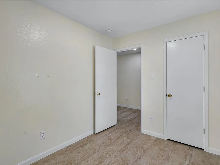 1117 Willersley Ln — Photo 5