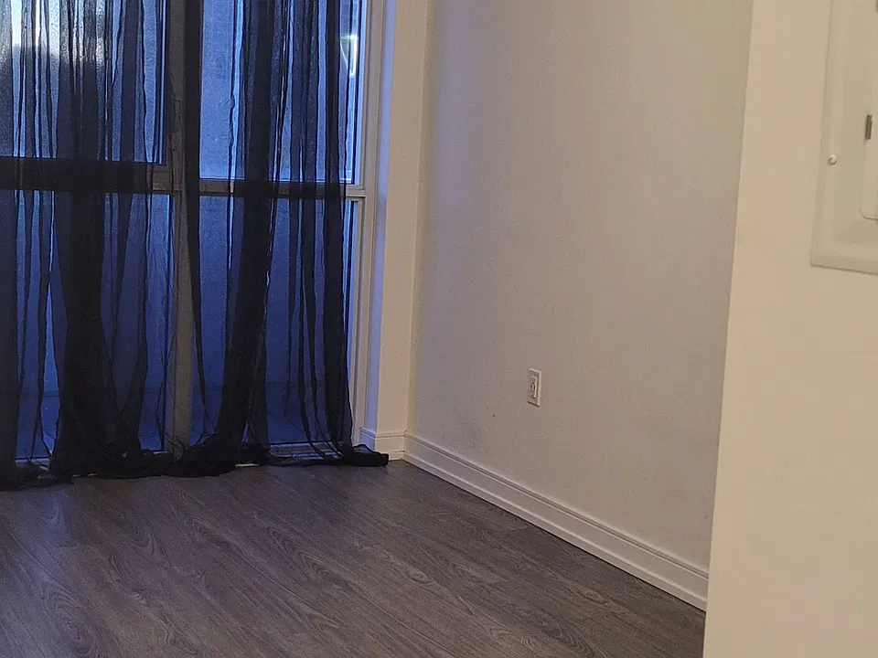 225 Village Green Sq #207