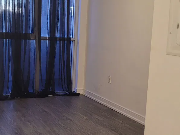 225 Village Green Sq #207, Toronto, ON M1S 0N4