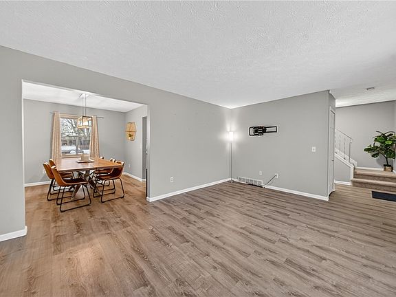 5th image of 459 Auburn St