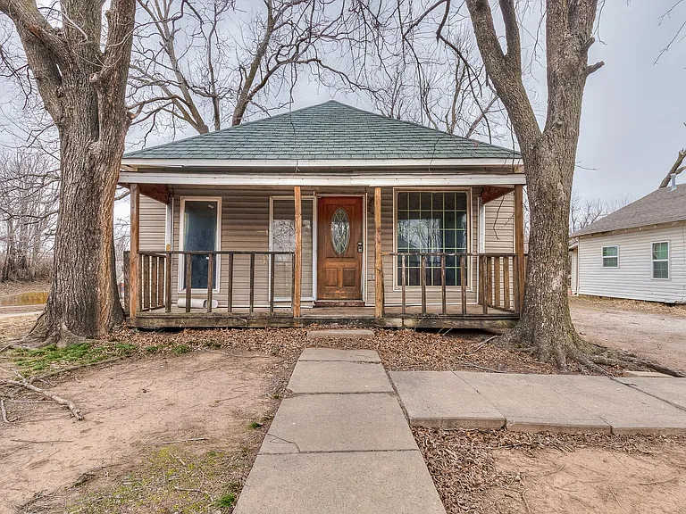 118 S Miles Ave — Photo 1