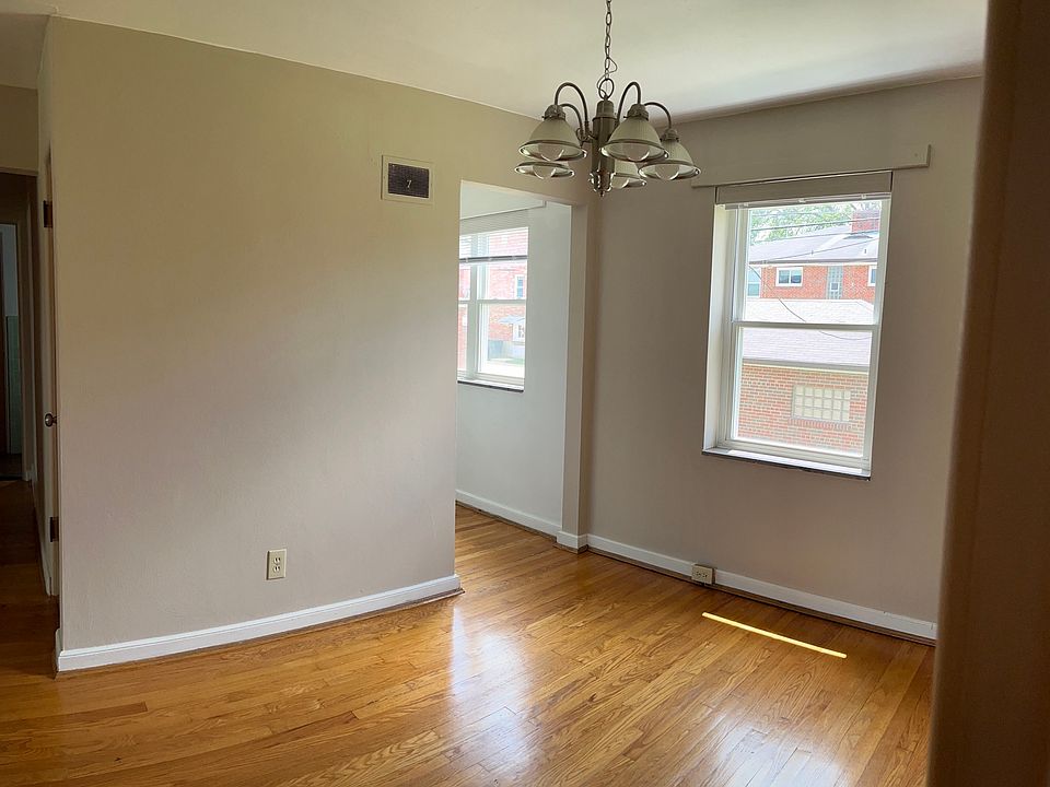 Dining Area to Kitchen and Hall View