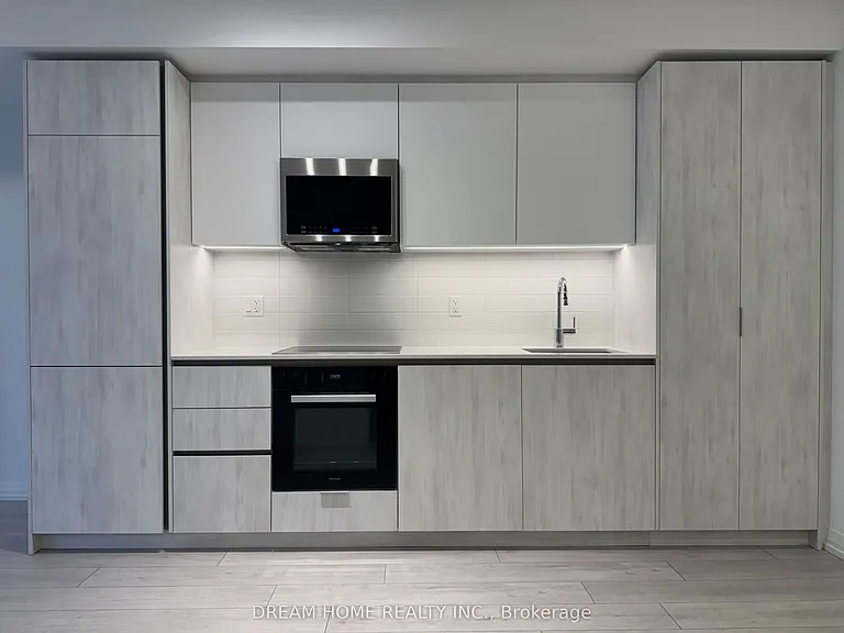 400 King St W #521 — Photo 10