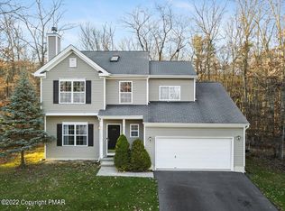 212 Kensington Dr, Bushkill, PA 18324