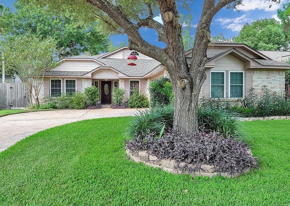 Lovely one story home in great location in Cimarron
