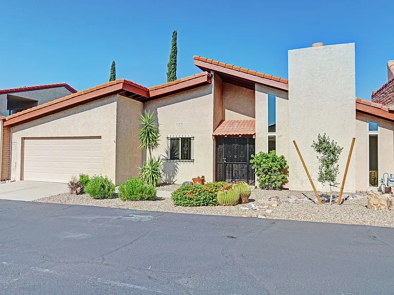 5733 N Camino De Las Estrellas — Photo 1