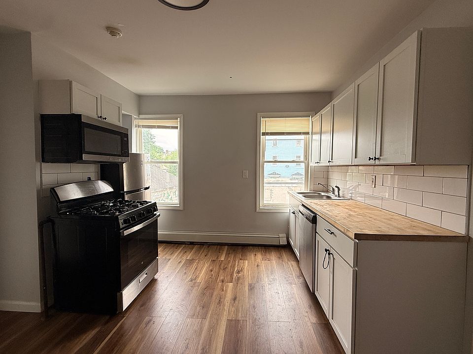 1st image of 125 Knight St Floor 3