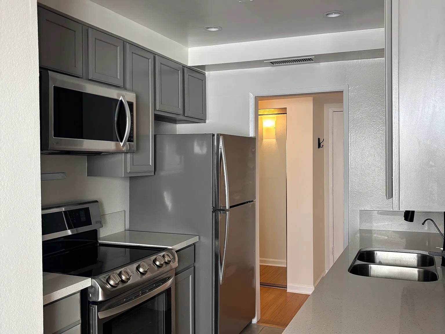 1 bed, 722 sqft, $2,400 — Photo 4
