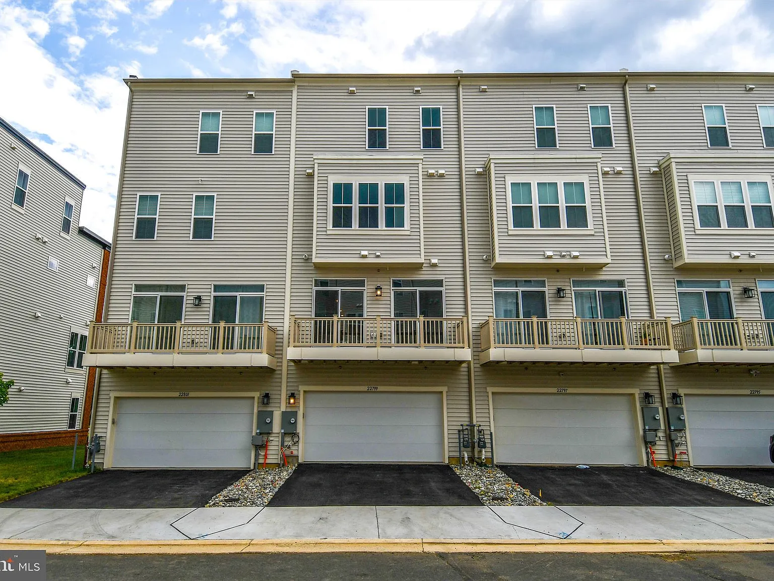 4 bed, 5.0 bath, 2764 sqft, $3,999 — Photo 3