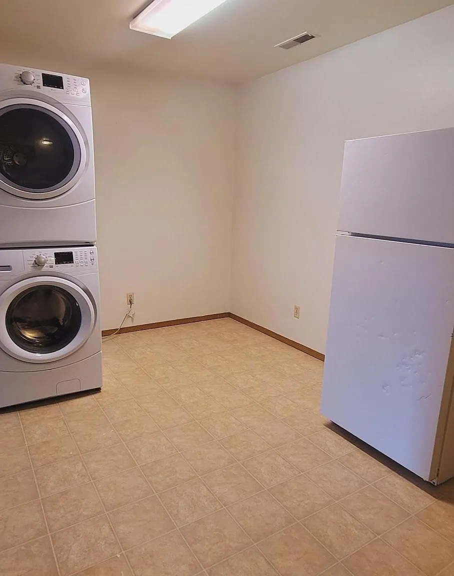 3 bed, 1.5 bath, 2150 sqft, $975 — Photo 4