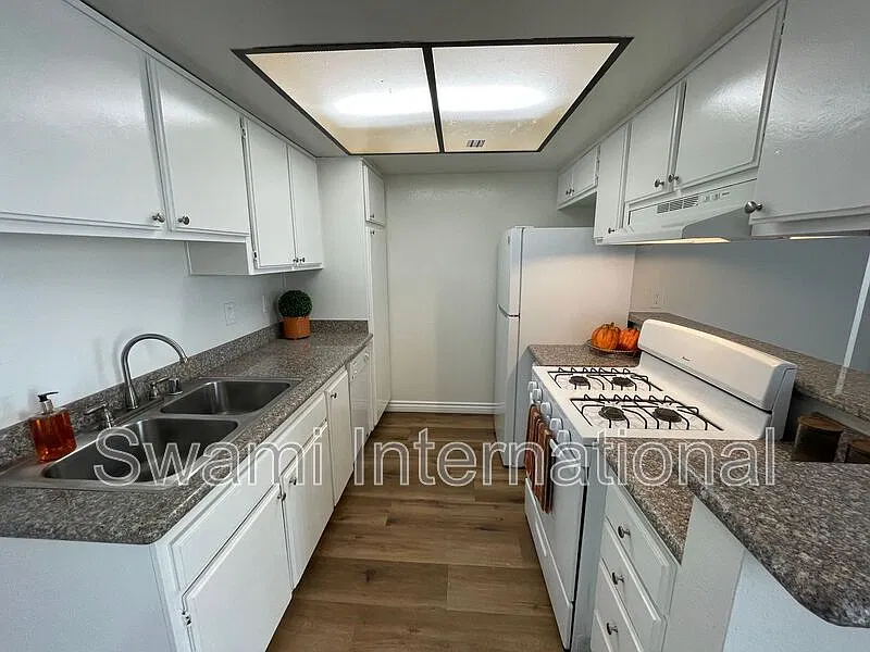 2 bed, 2.0 bath, 875 sqft, $2,375 — Photo 2