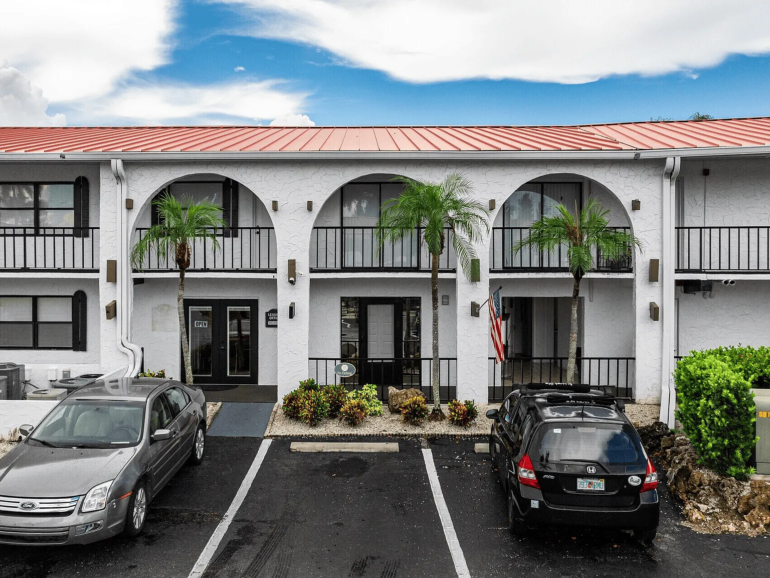 Coral Harbor Apartments — Photo 2