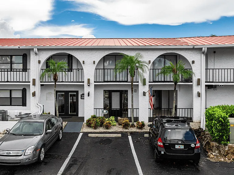 Coral Harbor Apartments — Photo 2