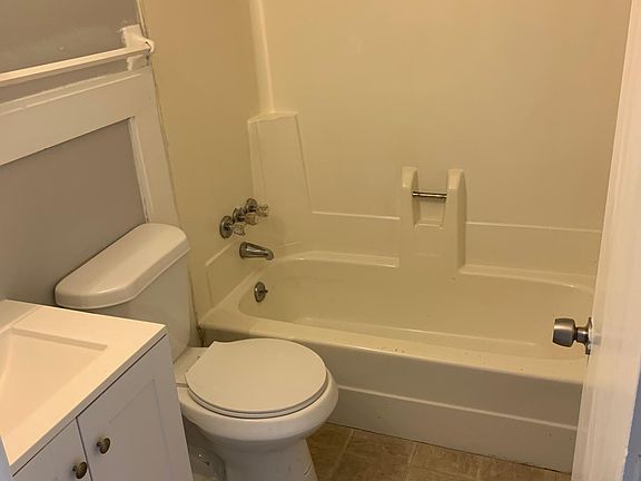 4th image of 871 Ward Dr