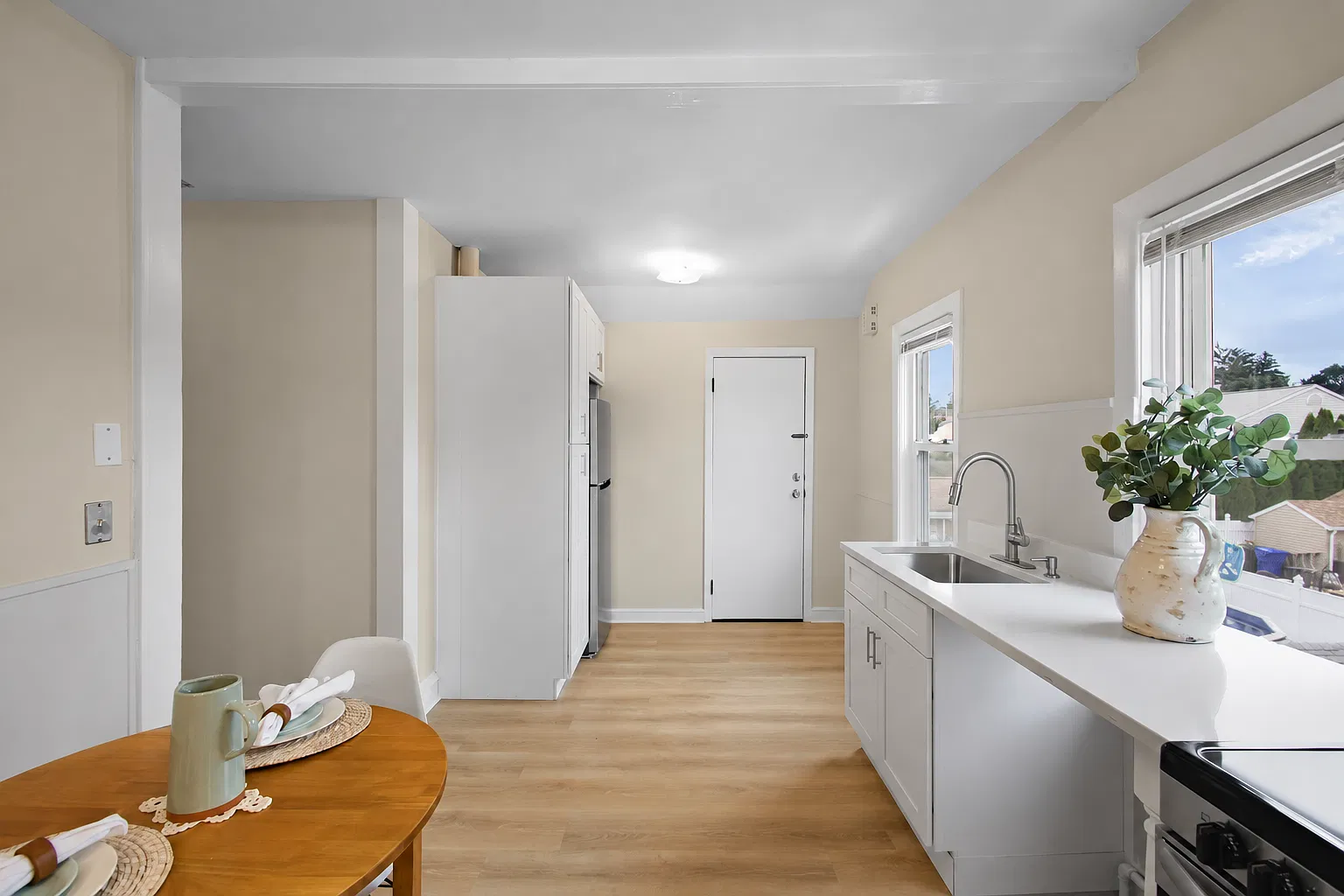 2 bed, 749 sqft, $1,950 — Photo 2