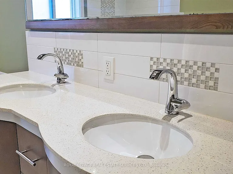 4 McMaster Ave — Photo 32